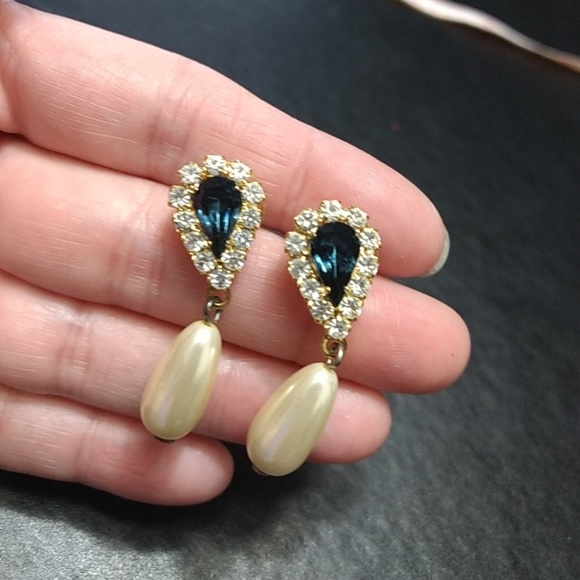 Jewelry - Dangling faux pearl earrings